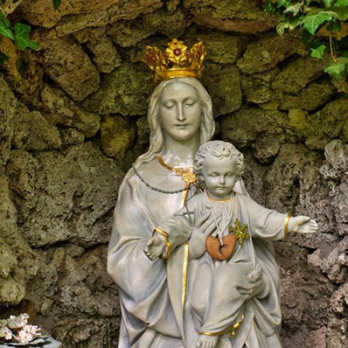 Nota doutrinal sobre os títulos marianos: Mãe do povo fiel, não Corredentora