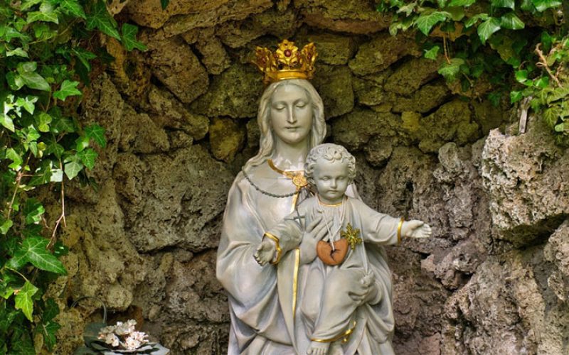 Nota doutrinal sobre os títulos marianos: Mãe do povo fiel, não Corredentora