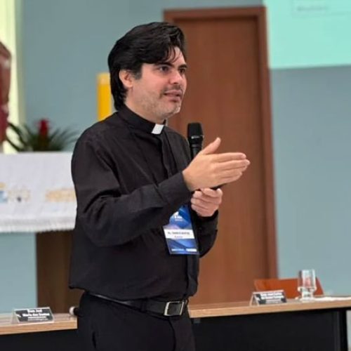 Manhã do segundo dia da Assembleia Ampliada do CONSER tem assessorias sobre o cenário religioso no Brasil e em Minas Gerais