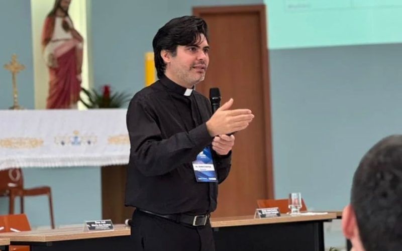 Manhã do segundo dia da Assembleia Ampliada do CONSER tem assessorias sobre o cenário religioso no Brasil e em Minas Gerais